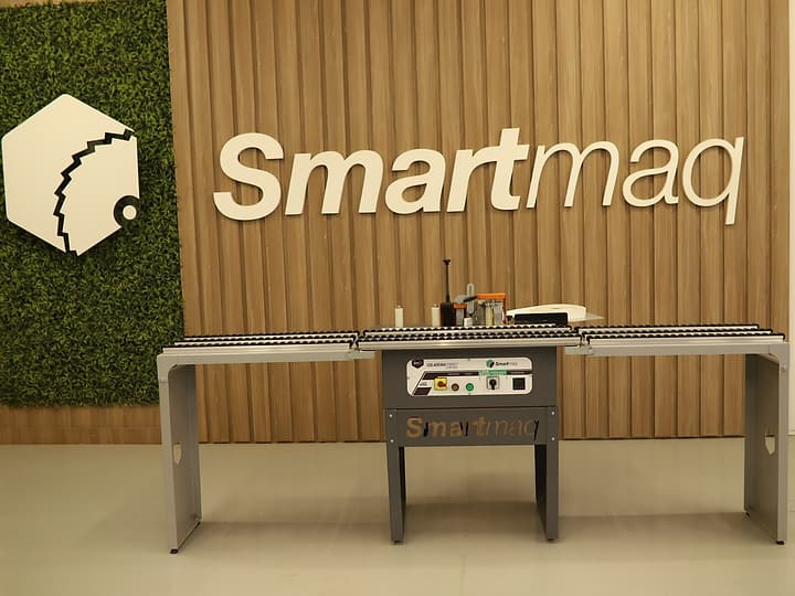 Coladeira de borda manual SMC1 com pés e mesas extensoras, no showroom da Smartmaq