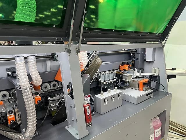 Coladeira SMC6A Pró com a cobertura aberta, mostrando a linha de grupos