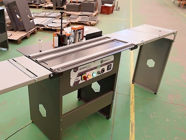 Coladeira SMC1 com mesas extensoras na fábrica da Smartmaq