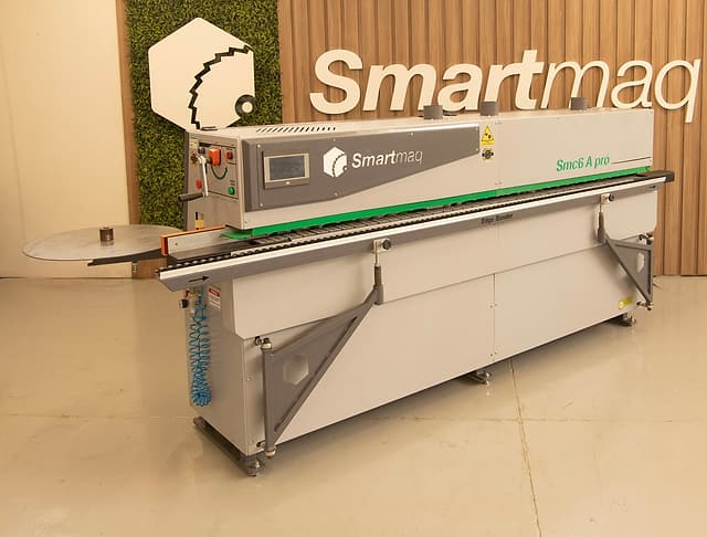 Coladeira de borda automática SMC6A Pró inteira, no showroom da Smartmaq